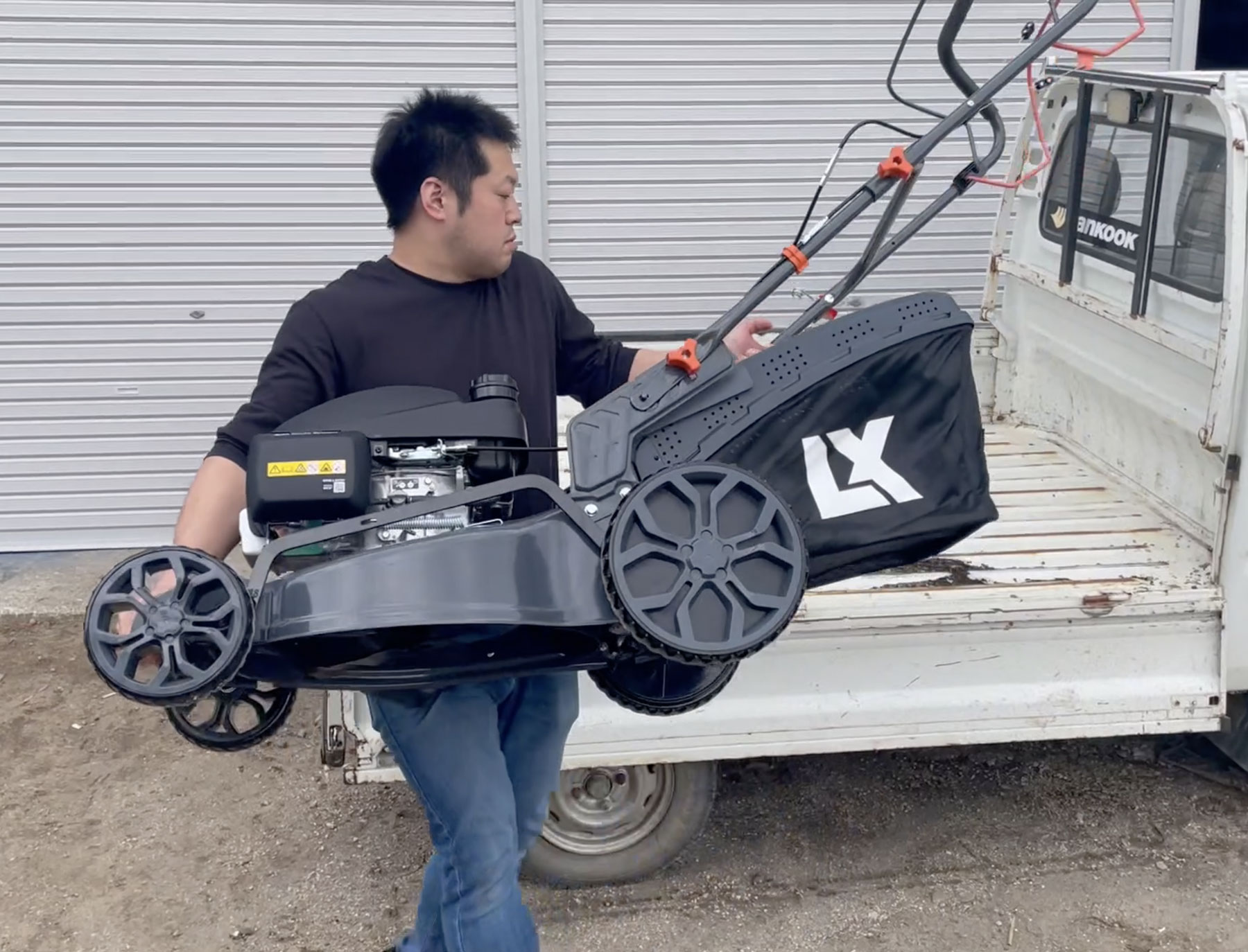 草薙 LX48Z-L を持ち上げて軽トラックに積む