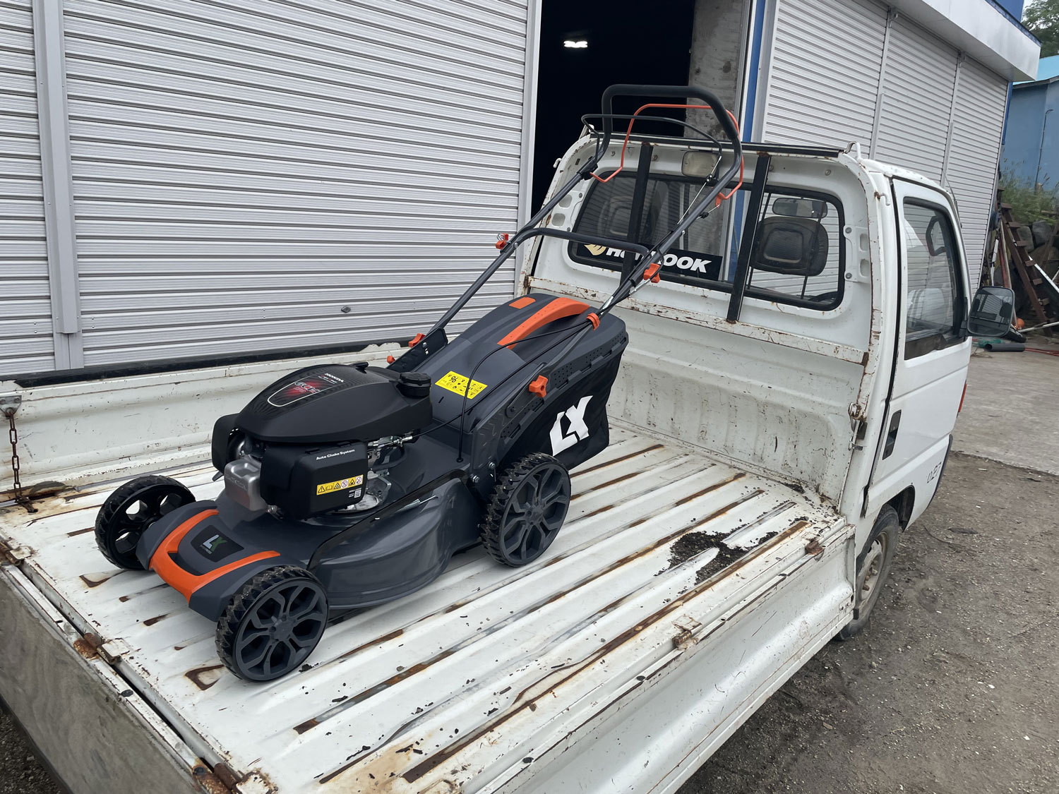 草薙 LX48Z-L を軽トラックの荷台に積んだ状態